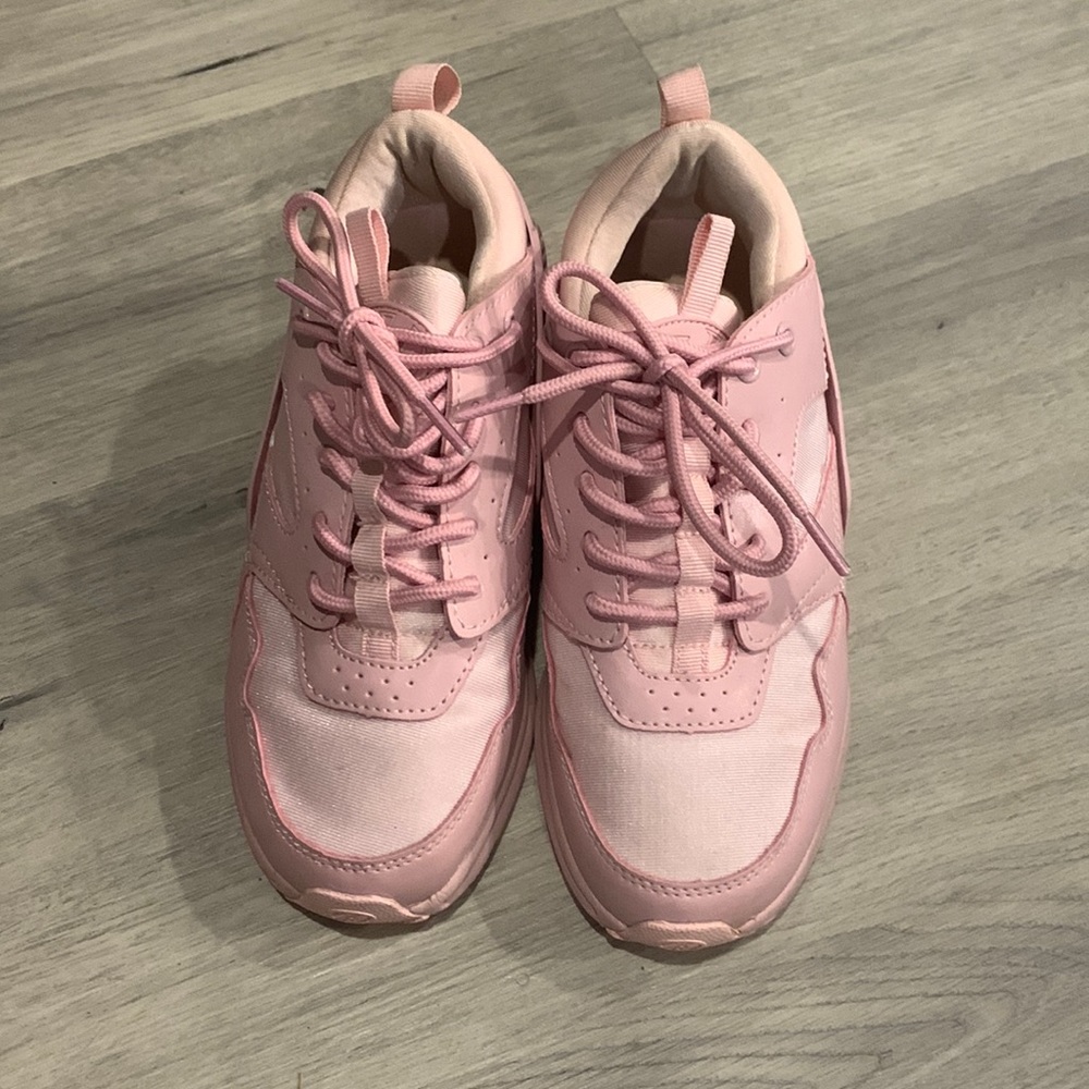 Pink heelys